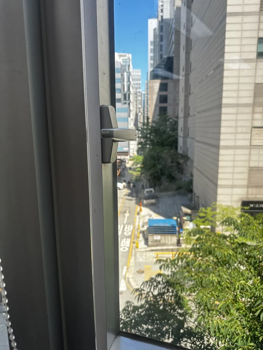 부러져서 안열리는 창문 손잡이 교체 수리 이전 창문 손잡이