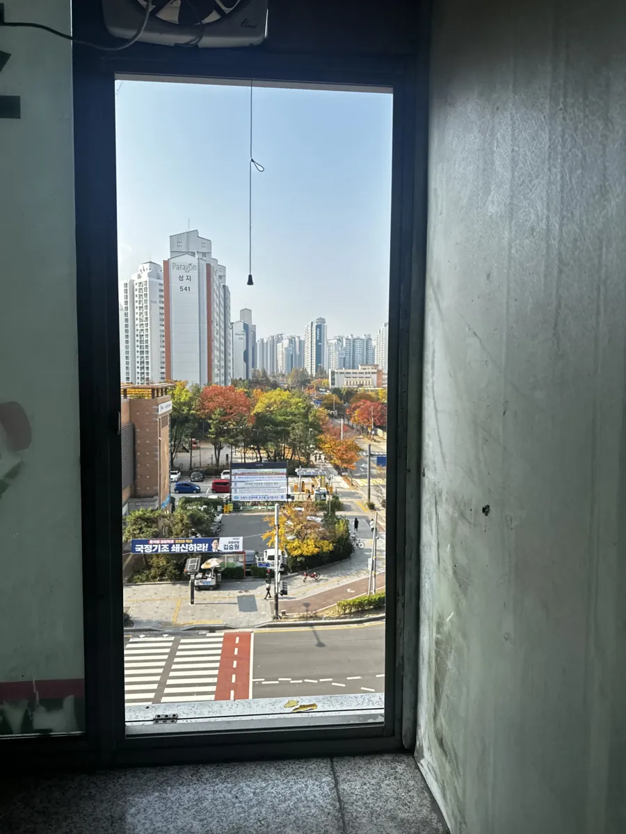 떨어진 케이스먼트 창문 재설치 수리 이전 케이스먼트 창