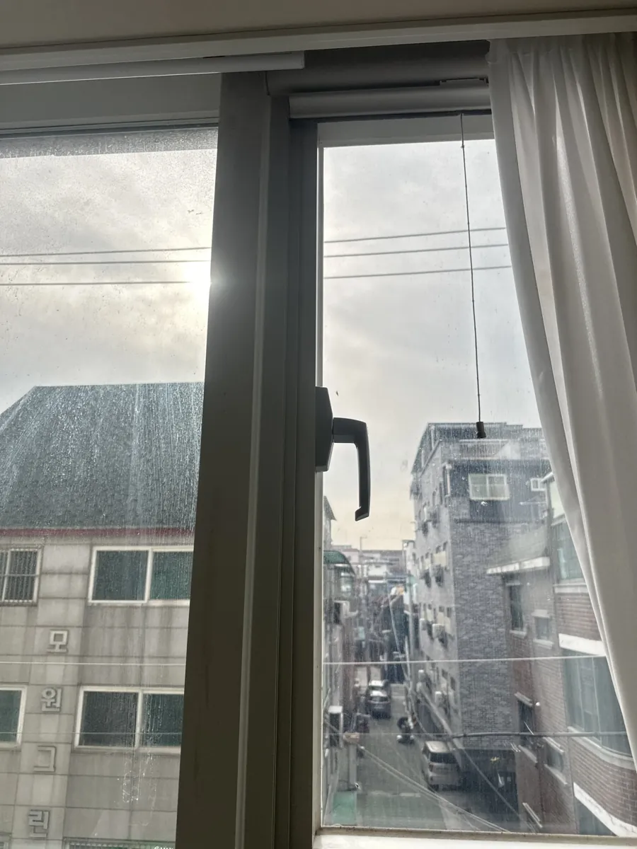 떨어진 창문 손잡이 설치 수리 이후 창문 손잡이